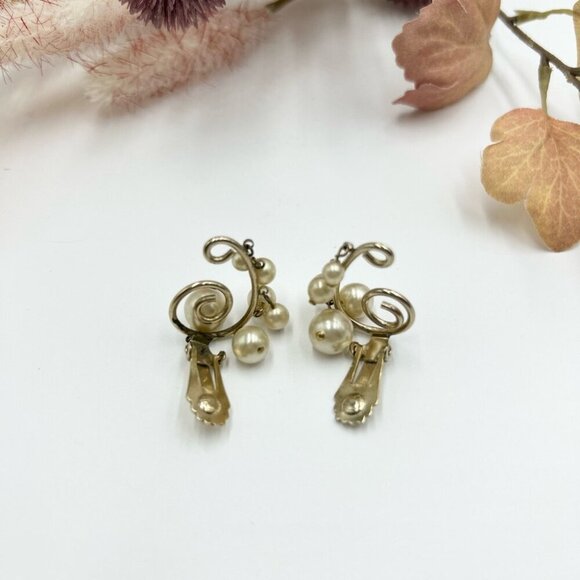 Vintage Coro Faux Pearls Clip on Earrings - Picture 5 of 5